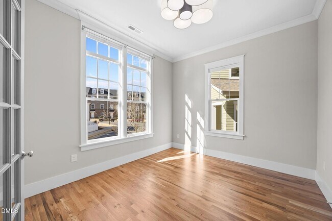 Building Photo - 916 Noisette Ct