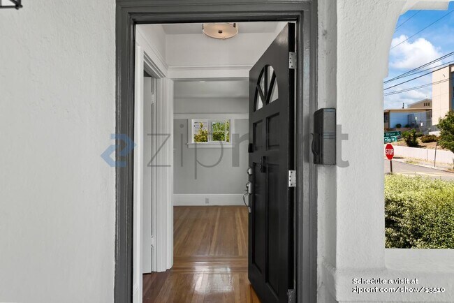 Building Photo - Unit