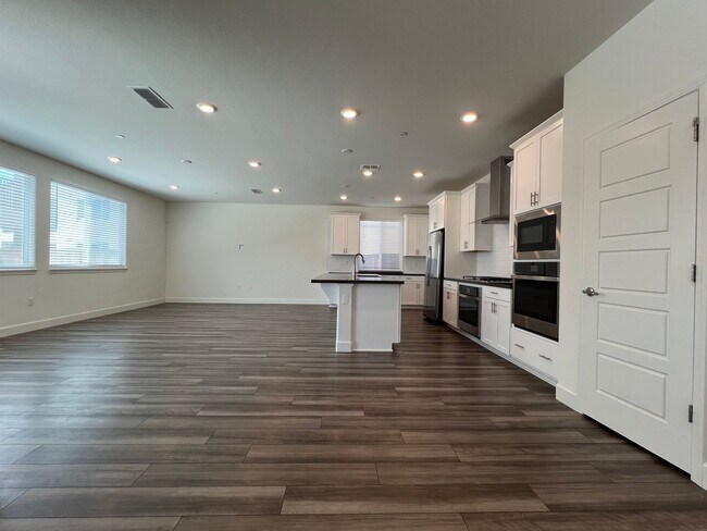 Foto del edificio - Gorgeous Like-New 4 Bedroom!