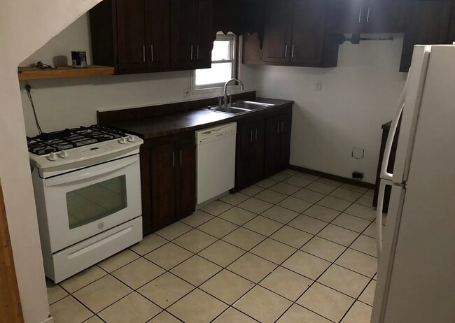 Building Photo - 3 Bedroom | 1 Bathroom Home | w/car port in drive | PET FRIENDLY