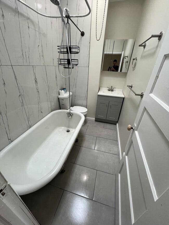 Bathroom - 5524 Blakemore St
