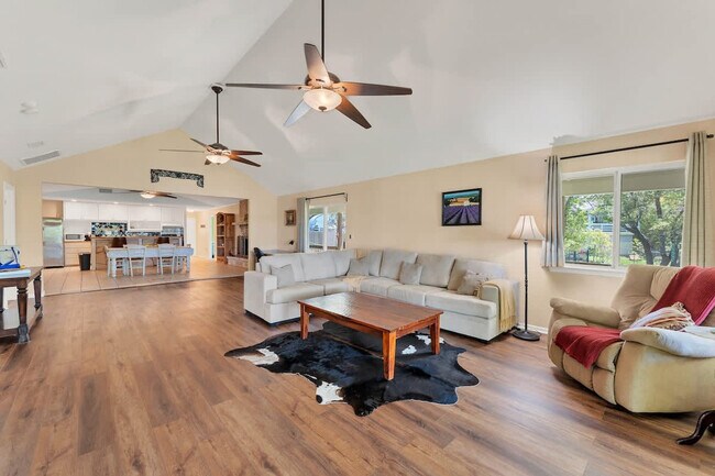 Building Photo - 2388 Lakeshore Dr