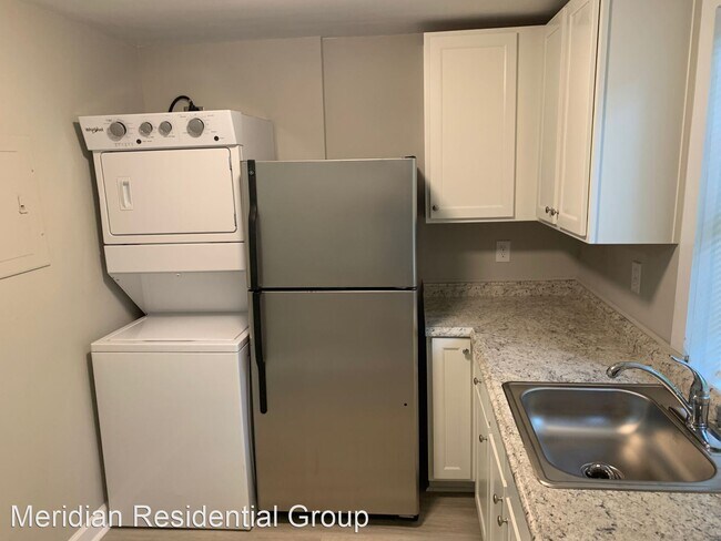 Building Photo - 2 br, 1 bath House - 3528 Admiral Dr A