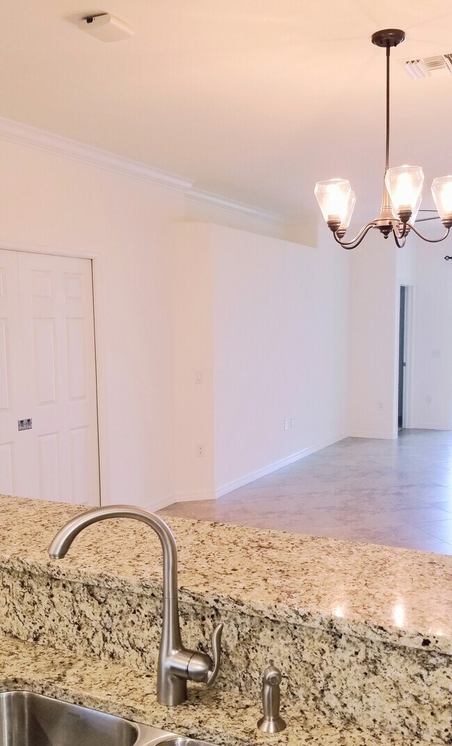 Apartamento luminoso de 3 habitaciones. - 12604 Garibaldi Ln
