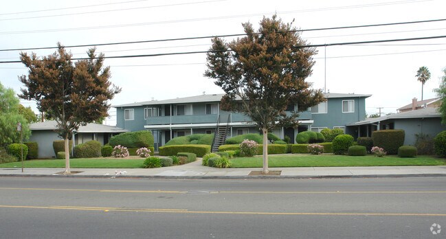 Building Photo - Laurel Manor