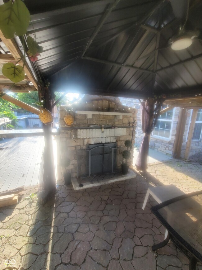 Foto del edificio - 10322 Draycott Ave