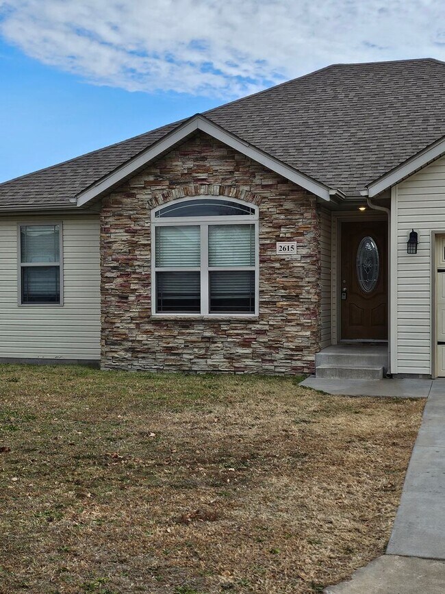 Foto del edificio - 3 Bedroom 2 Bath 2 Car Garage House.  Walk...