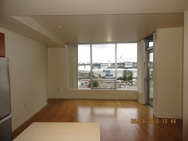 Building Photo - Meriwether West/South Waterfront - 1 bedroom condo w/parking/balcony/city & river views