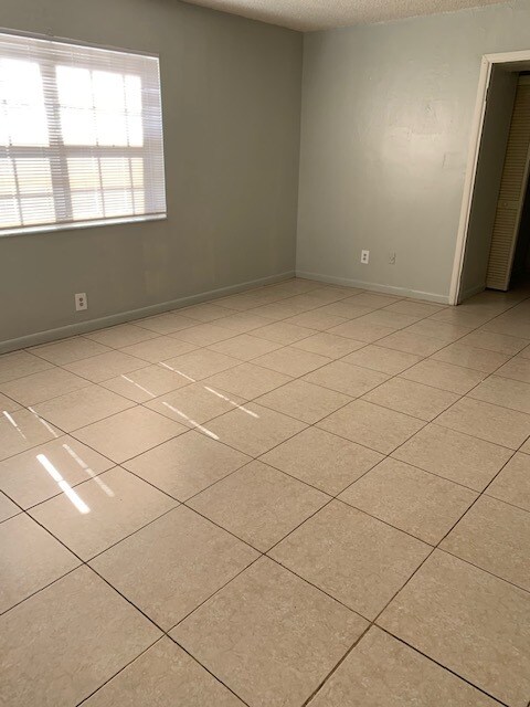 Foto principal - 5436 NW 19th St