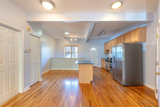 Building Photo - 1157 E 61st St