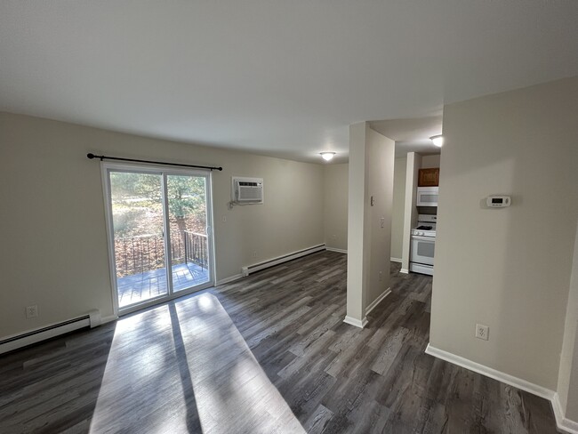 Building Photo - 5 Yew Ct