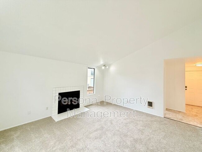 Building Photo - 1410 NE 72nd St