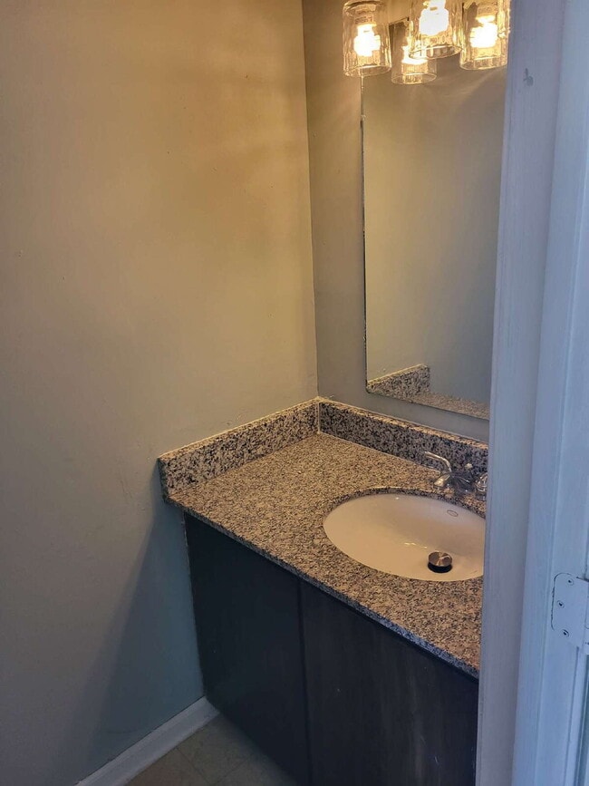 Foto del edificio - "Charming Goose Creek Townhouse: Cozy 2-Bedroom Retreat with Fireplace!"