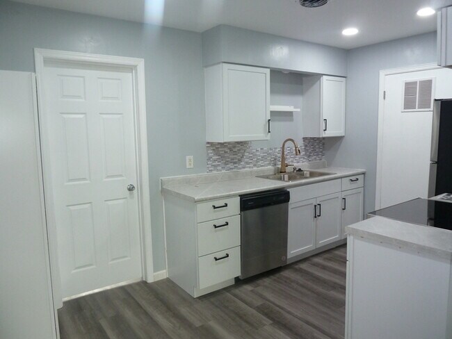 Building Photo - Charming Ranch, 3 bedrooms 2 baths