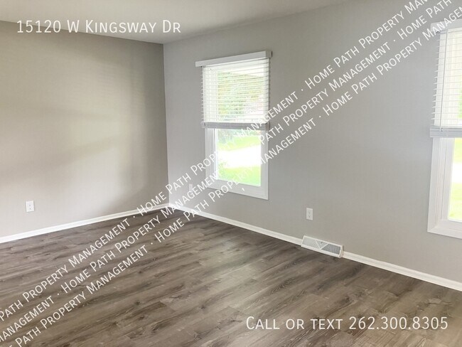 Foto del edificio - 15120 W Kingsway Dr