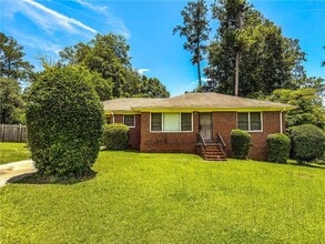 Building Photo - 2525 Tredway Dr