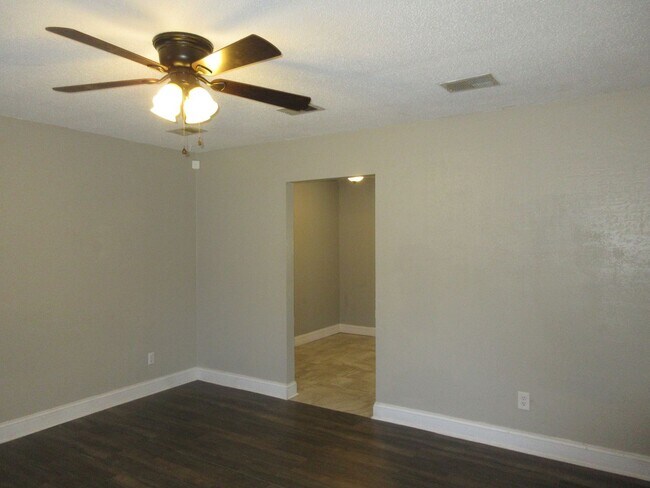 Building Photo - Renovated 3 Bedroom