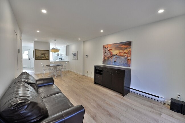 Building Photo - 2338 Rue Saint-Jacques