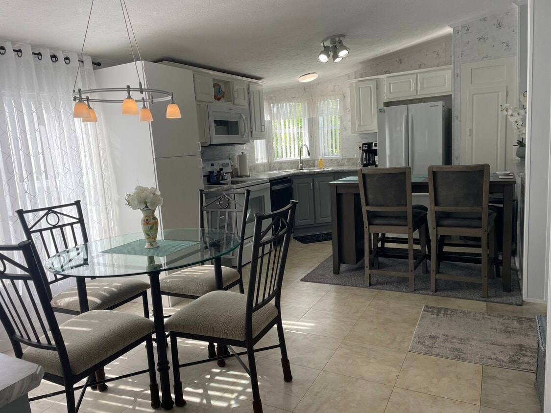 Exceptionally well-furnished! - 16300 Pine Ridge Rd