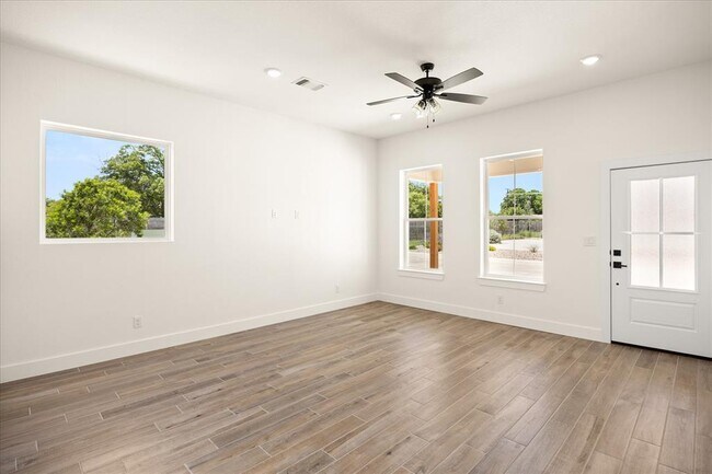 Foto del edificio - 802 S Creek St