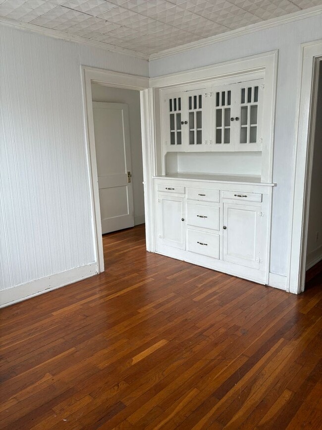 Foto del edificio - Charming 1 Bed + Bonus Room Near Cultural District — Hardwoods, Fireplace & Sunroom!