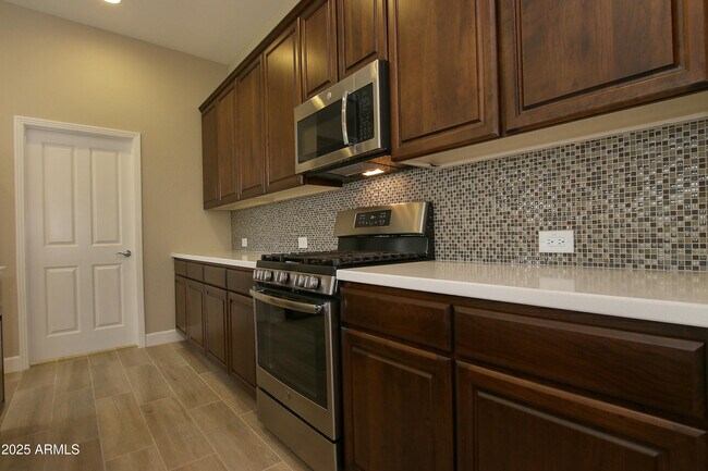 Foto del edificio - 16931 W Holly St