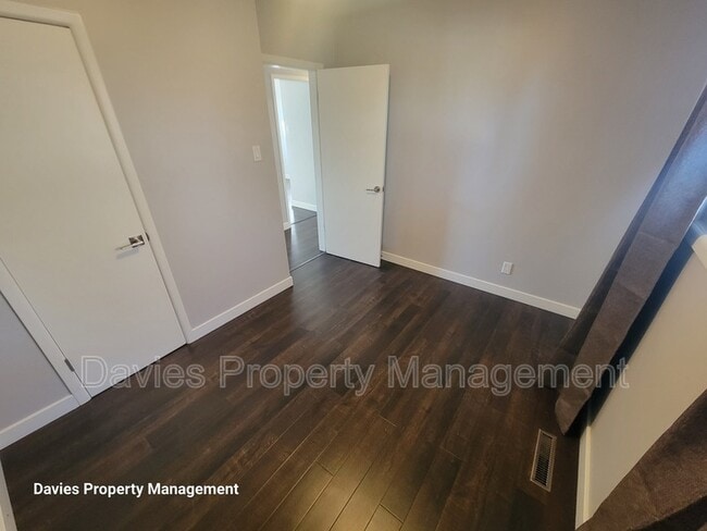 Building Photo - 9623-9652 52 St NW