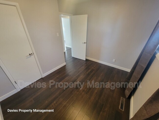 Photo du bâtiment - 9623-9652 52 St NW