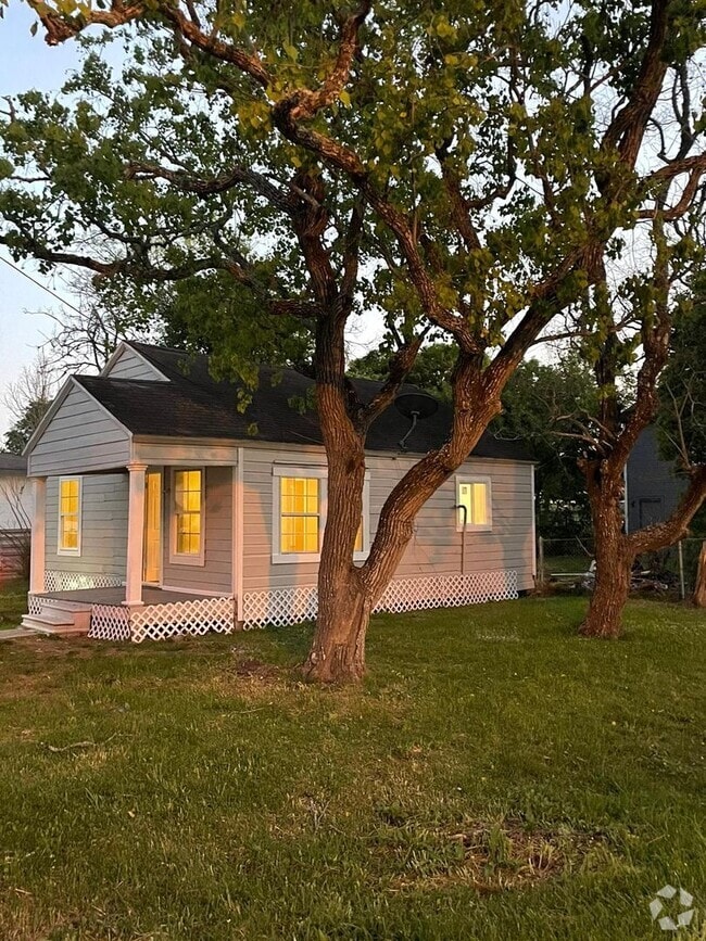 Building Photo - 702 Rosedale St