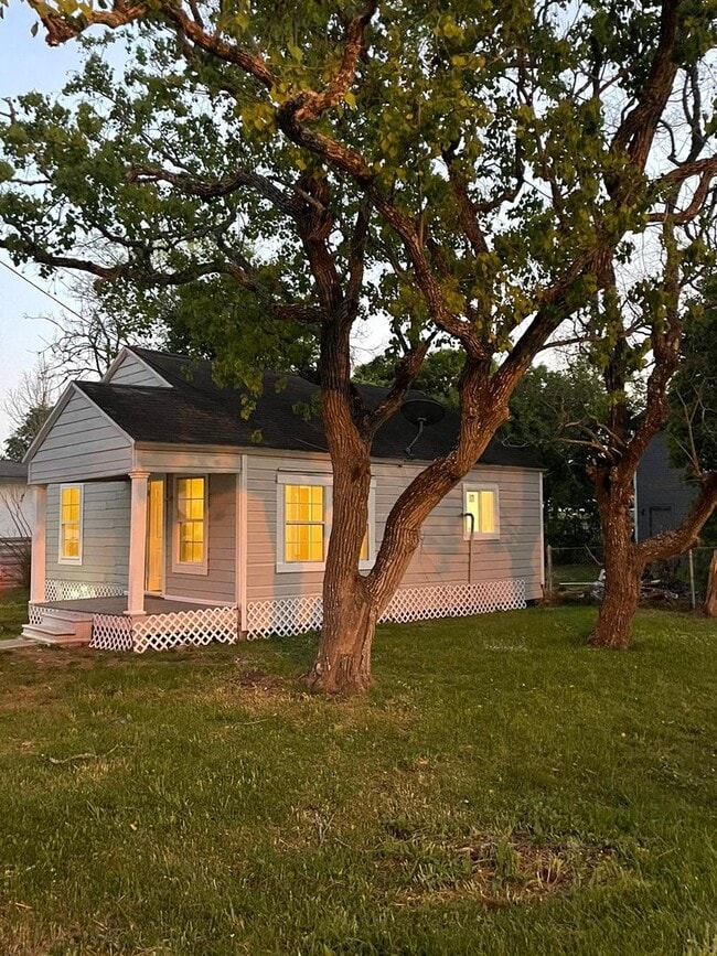 Building Photo - 702 Rosedale St