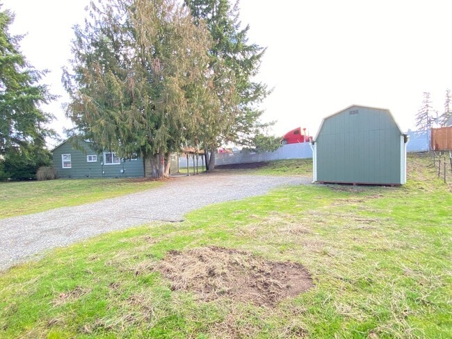 Building Photo - Country House w/ 2 Bedroom + Den - Washer, Dryer, Storage Shed & Plentiful Parking!