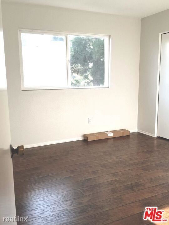 Foto del edificio - 4 br, 2.5 bath Townhome - 4866 1/2 McConne...