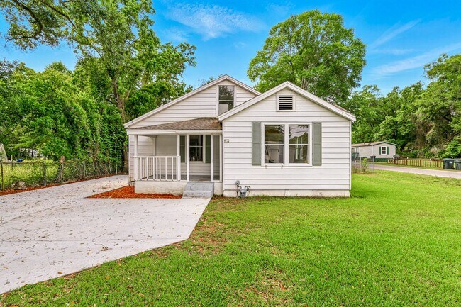 Building Photo - Remodeled 3 Bed/2 Bath Home with Bonus Upper Room Near Booming 9 Mile Rd Hub