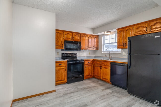 2BR, 1BA - 940SF - Kitchen - Peachtree Apartments