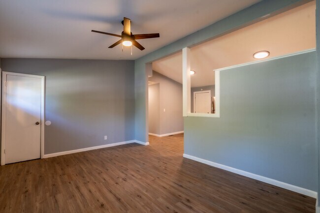 Building Photo - Newly Renovated 3bed 2bath