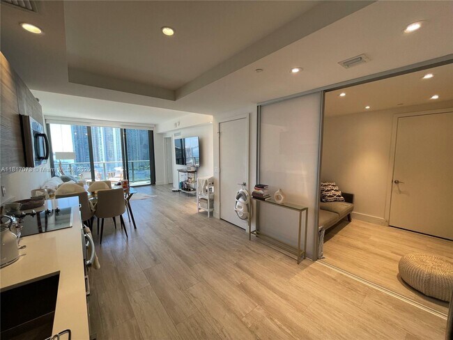 Foto del edificio - 121 NE 34th St