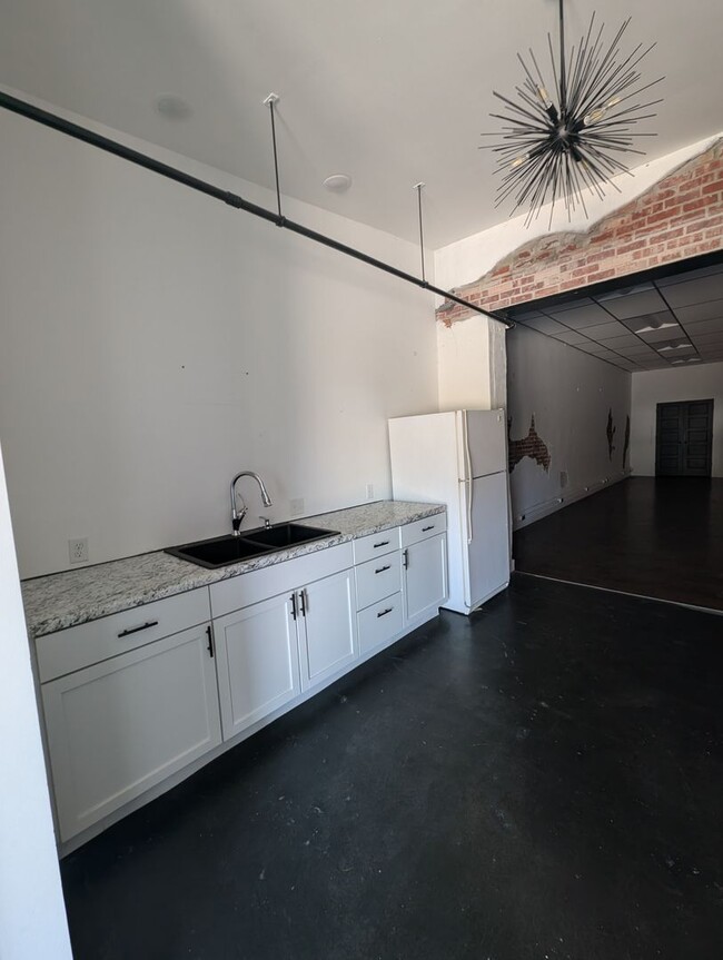 Building Photo - 123 W Moniteau St
