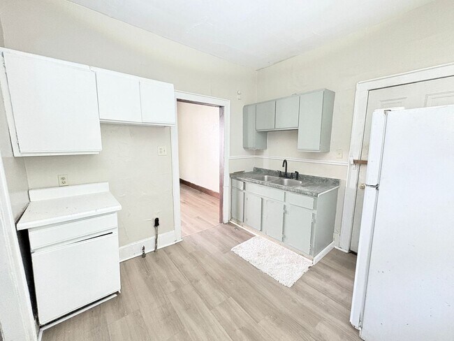 Building Photo - 303 Hillwood Dr