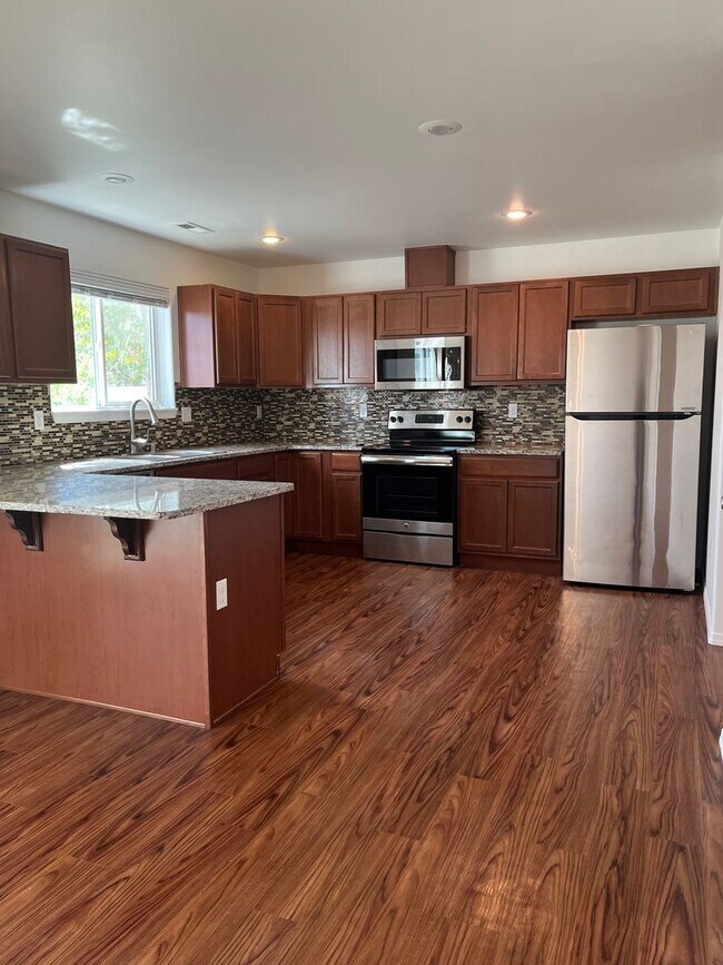 Foto del edificio - Beautiful Townhouse Available Now!