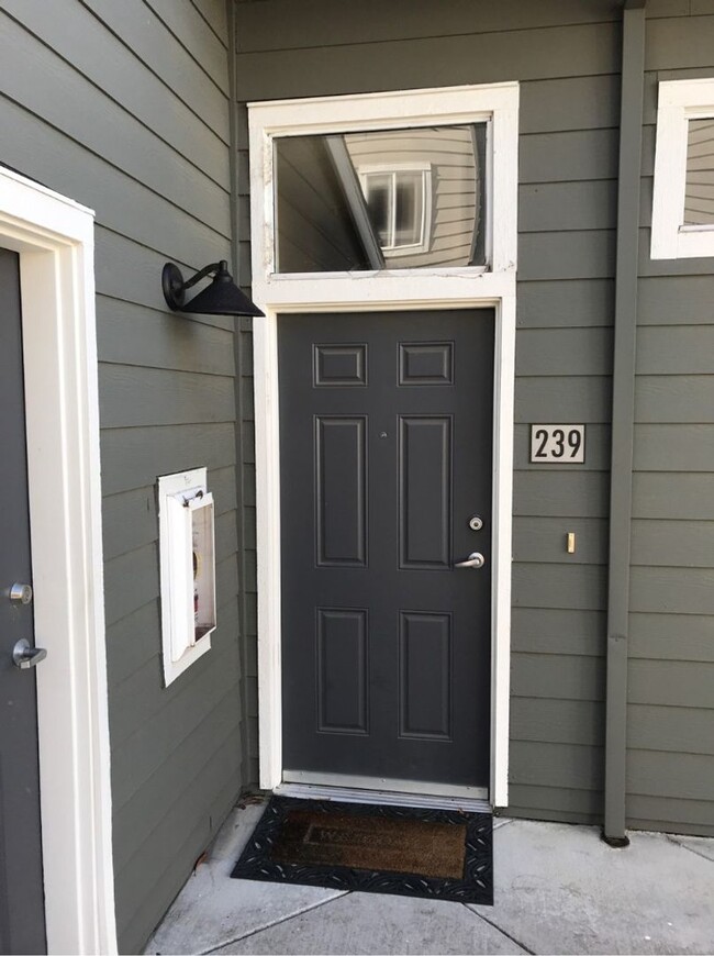 Building Photo - 3 Bedroom 2 Bath Condo in Wildhorse