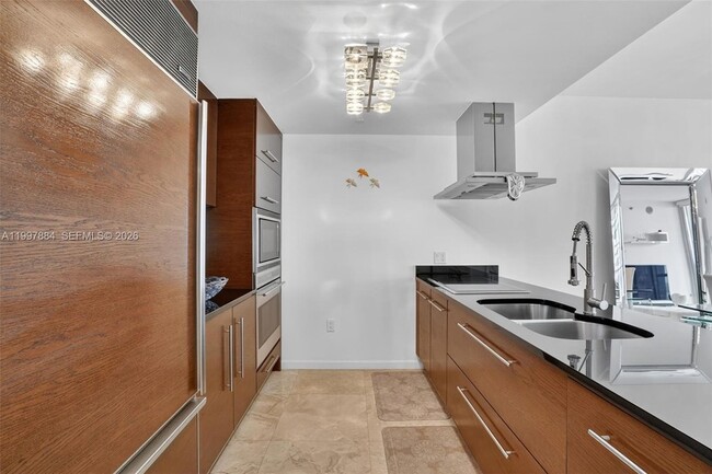 Building Photo - 495 Brickell Ave