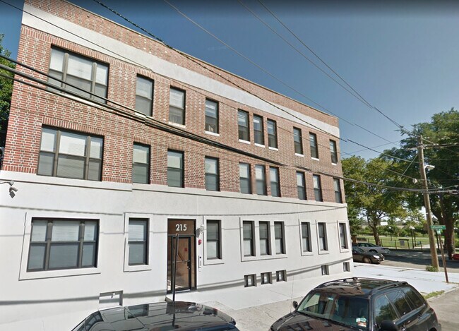 Building Photo - 215 Woodward St