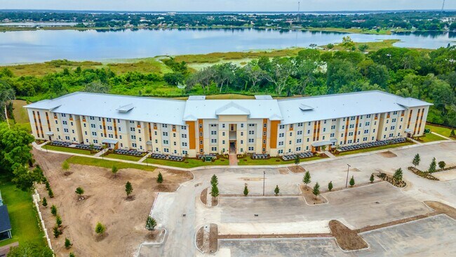 Foto del edificio - Saunders Lakefront Living