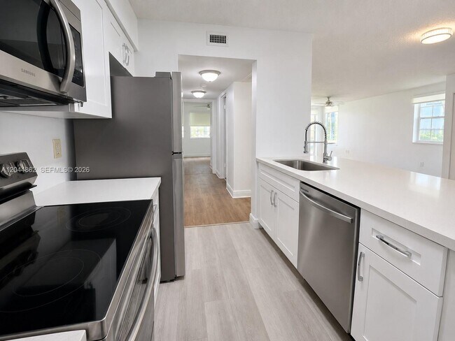Foto del edificio - 2890 N Oakland Forest Dr