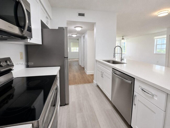 Building Photo - 2890 N Oakland Forest Dr