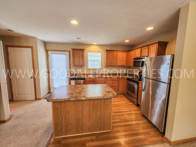 Building Photo - 2 Bedroom, 2 1/2 Bath Townhome in Urbandale.