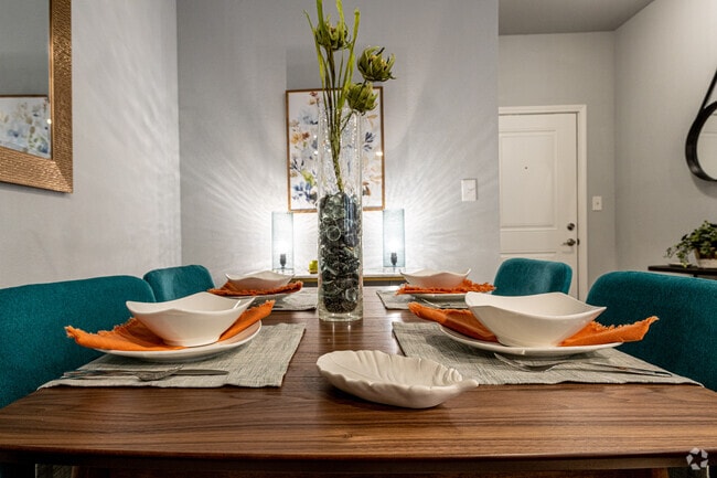 2BR, 2BA - Dining Area - Highview Pointe