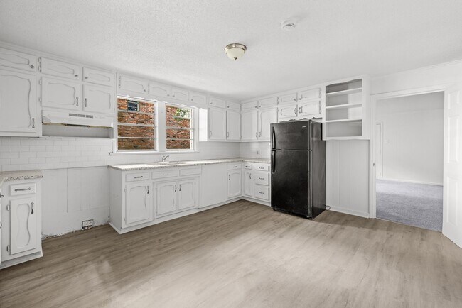 Building Photo - Beautiful Fully Renovated Midfield Home