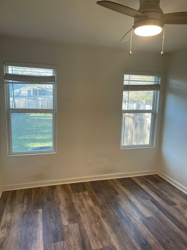 Building Photo - 8801 Pineridge Dr