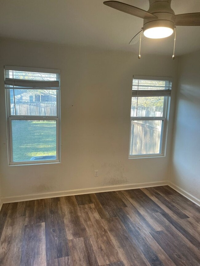 Building Photo - 8801 Pineridge Dr